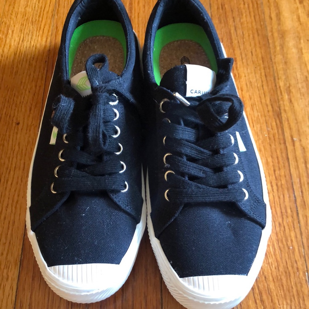 Black Cariuma sneakers W 9.5